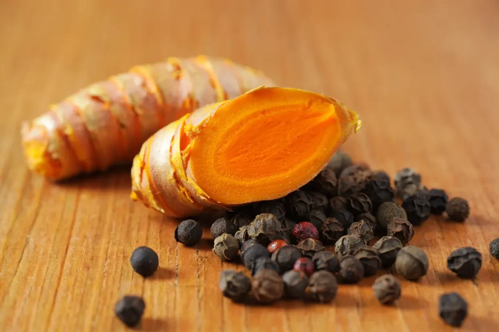Racine de curcuma et grains de poivre noir
