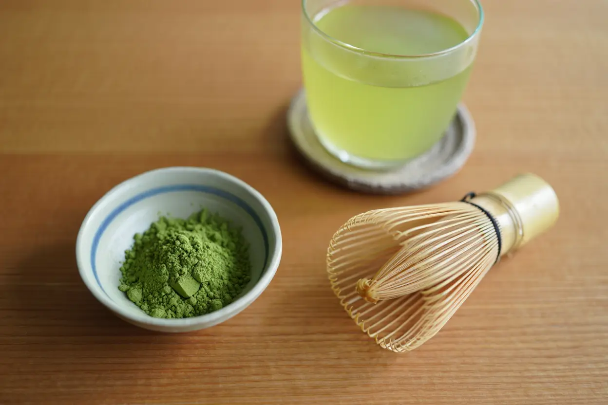 Comparaison matcha poudre et thé vert infusé